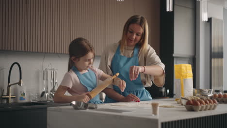 Hausgemachte-Brotfrau-Und-Ihre-Kleine-Tochter-Kneten-Teig-In-Der-Heimischen-Küche
